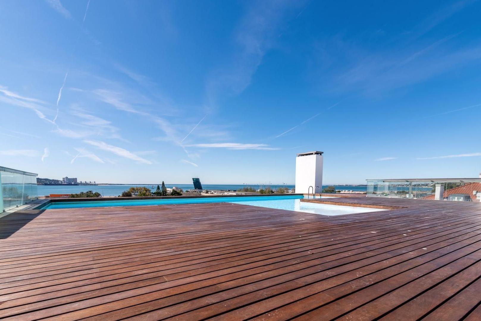 Apartamento Guestready - Alges Apt With Stunning Rooftop Pool Exterior foto