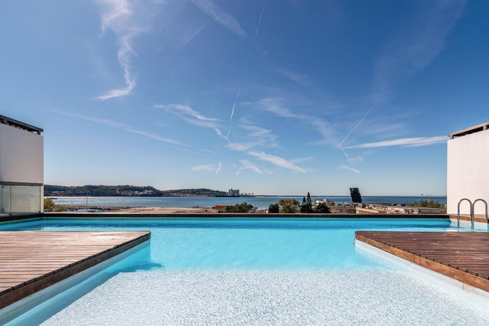 Apartamento Guestready - Alges Apt With Stunning Rooftop Pool Exterior foto